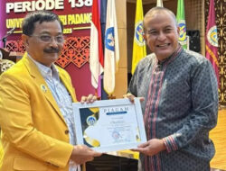 Dirkeu PT Semen Padang Beri Pembekalan kepada Calon Wisudawan UNP
