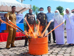 Kejari Solok Selatan Gelar Pemusnahan Barang Bukti yang Sudah Incracht