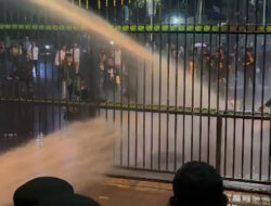 Berakhir Ricuh, Demo di Mapolda Sumbar Dibubarkan Water Cannon