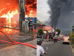 Kebakaran Pabrik Karet Di Teluk Luas Padang Picu Polusi Parah