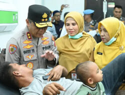 Kapolda Sumbar Irjen Pol Gatot Tri Suryanta Kunjungi Korban Kecelakaan Bus ALS
