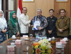 Muhidi Terima Audiensi dan Penyerahan Laporan Tahunan KPID Sumbar