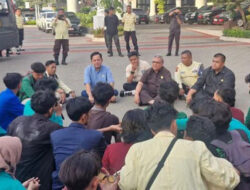 Ketua DPRD Sumbar Muhidi Duduk Bersama Mahasiswa Terima Aspirasi Saat Aksi Damai