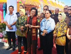 Semarak HUT Kejaksaan ke-80, Kajati Sumbar Yuni Daru Winarsih Resmikan Bazar UMKM