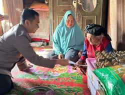 Polres Solok Selatan Gelar Jumat Berkah, Kapolres Salurkan Bantuan untuk Lansia di Pauh Duo