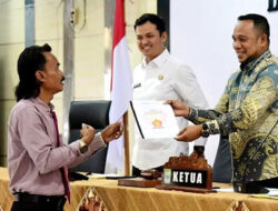 Delapan Fraksi DPRD Padang Pariaman Sampaikan PU Nota Penjelasan PAPBD 2025