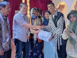 Anggota DPRD Sumbar Albert Lukman Serahkan Piagam Penghargaan dan Uang Tunai Lomba Menulis Surat Guru dan Siswa