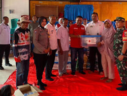 PMI Bukittinggi dan Pemerintah Serahkan Bantuan untuk Korban Kebakaran di Birugo