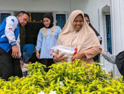 Ketua DPRD Padang Pariaman Bagi-bagi Beras Dalam Rangka HUT PAN Ke-27