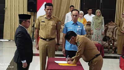 Bupati Lantik Dewan Pengawas Perumda Air Minum Tirta Anai, Soroti Kualitas Layanan