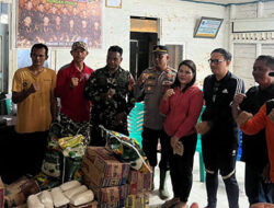 Polsek Sikabaluan Polres Kepulauan Mentawai Dampingi Bupati Salurkan Bantuan ke Lokasi Banjir