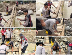 Polisi Bikin Jembatan Darurat di Agam yang Sempat Terbawa Arus Sungai
