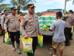 Kapolres Pasaman Barat Salurkan Bantuan Kepada Masyarakat Terdampak Bencana di Sasak Ranah Pasisie
