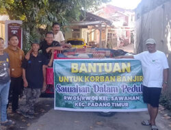 Ketua RT 05/RW 06 Sawahan Dalam Bersama Pemuda Salurkan Bantuan untuk Korban Banjir