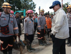 Presiden Prabowo Hentikan Rombongan, Sapa Polisi Pencari Korban di Batang Toru