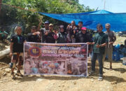 Ketua DPC AWI Mentawai Salurkan Donasi Warga di Tengah Gotong Royong Perbaikan Jembatan dan Jalan Pasca Banjir
