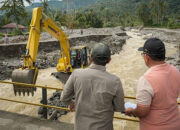 Masa Transisi Tanggap Darurat Bencana Berjalan Baik, Bupati Eka Putra Pantau Langsung Pekerja Di Lapangan