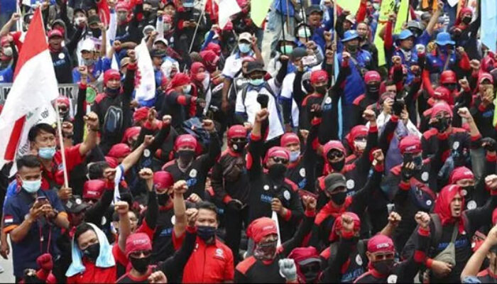 Tuntutan Diabaikan, Ribuan Buruh Kepung DPR dan Kemnaker
