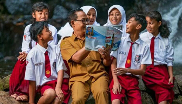 Gaji Rp500 Ribu dan Amanat Ibu, Kisah Guru Honorer Muda yang Bertahan di Tengah Ketimpangan