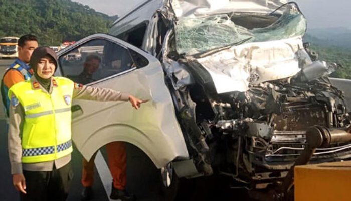 Berangkat Takziah, Rombongan Guru Tabrak Truk di Tol Ungaran, Kepala Sekolah Tewas