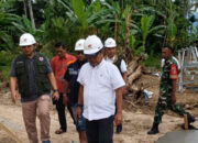 Kejar Waktu untuk Korban Banjir, Bupati Padang Pariaman Turun Langsung Awasi Pembangunan Huntara