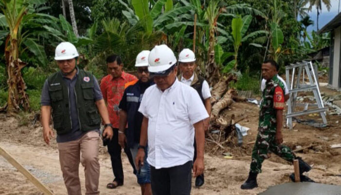 Kejar Waktu untuk Korban Banjir, Bupati Padang Pariaman Turun Langsung Awasi Pembangunan Huntara