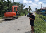 Warga Sipora Utara Sewa Alat Berat Perbaiki Jalan Rusak di Depan Sekolah