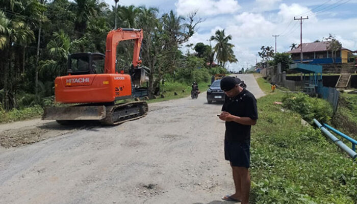 Warga Sipora Utara Sewa Alat Berat Perbaiki Jalan Rusak di Depan Sekolah
