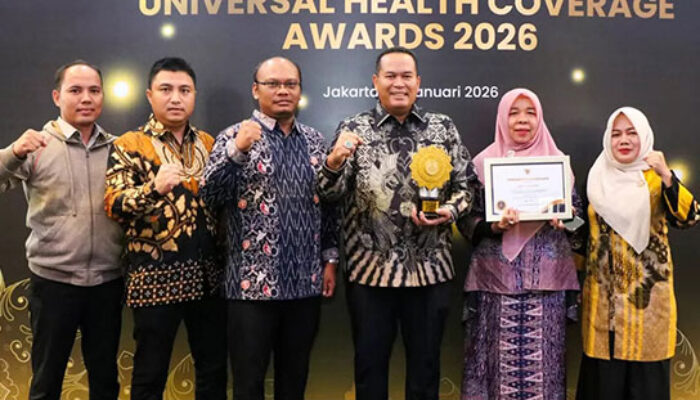 Wali Kota Pariaman Yota Balad Terima Penghargaan UHC Awards 2026