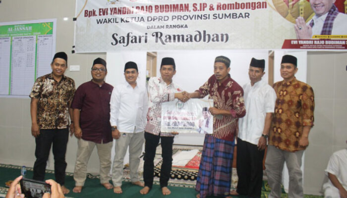 Safari Ramadhan di Mushalla Al-Jannah, Evi Yandri Serahkan Bantuan Rp20 Juta