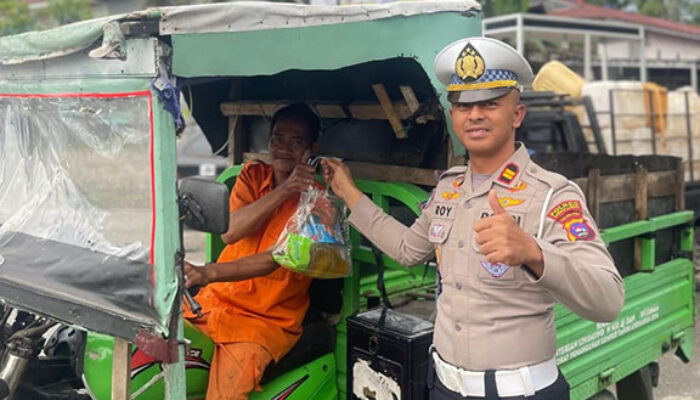 Satlantas Polres Sawahlunto Bagi Sembako untuk Pengendara Tertib di Simpang Santur