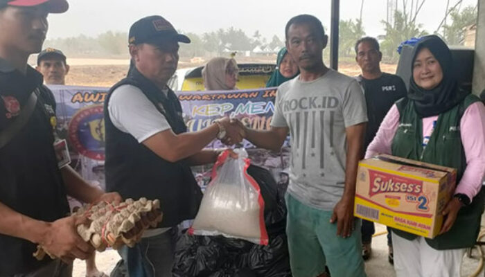 AWI Mentawai Tembus Hujan Deras, Salurkan Bantuan ke Korban Banjir Padang