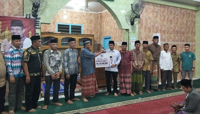 Serahkan Bantuan Rp50 Juta, Evi Yandri Tekankan Peran Masjid sebagai Benteng Moral Generasi