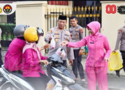 Perkuat Silaturahmi di Ramadan 1447 H, Kapolres Pasaman Barat AKBP Agung Tribawanto dan Ketua Bhayangkari Berbagi Takjil