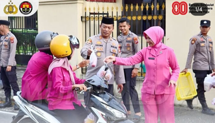 Perkuat Silaturahmi di Ramadan 1447 H, Kapolres Pasaman Barat AKBP Agung Tribawanto dan Ketua Bhayangkari Berbagi Takjil