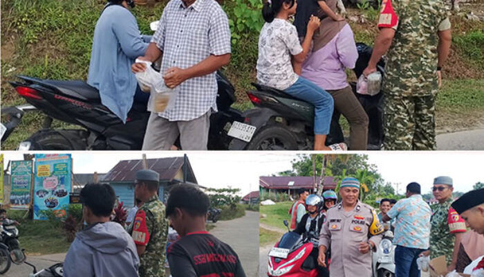 Remaja Masjid Miftahul Jannah Bagikan Takjil untuk Masyarakat di Simpang Kantor Desa Sipora Jaya