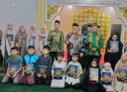 Ketua DPRD Sumbar Serahkan Al-Qur’an untuk Anak-anak Berprestasi di Masjid Al Furqan