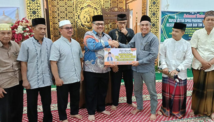 Safari Ramadan di Masjid Muhlishin, Ketua DPRD Sumbar Ajak Umat Perkuat Silaturahmi dan Kembali ke Al-Qur’an