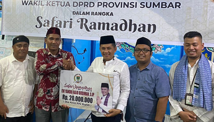 Wakil Ketua DPRD Sumbar Evi Yandri Serahkan Bantuan Rp20 Juta untuk Musala Nur Ishlah