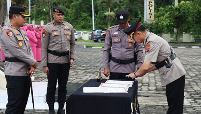 Kapolres Sawahlunto Lantik Waka Polres, Serah Terimakan Jabatan Kabag Ops dan Kasat Narkoba