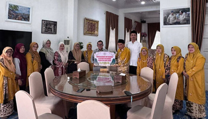 Bupati Tanah Datar Terima Bantuan dari Kerabat Kesultanan Pagaruyung dan Bundo Kanduang Jambi untuk Masyarakat