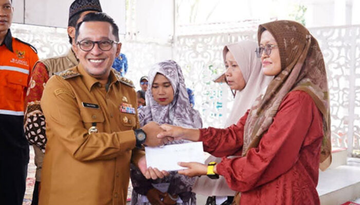 Bupati Eka Putra Salurkan Bantuan Baznas Senilai Rp576 Juta untuk Korban Bencana Alam