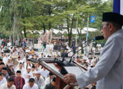Hujan Tak Surutkan Antusias, Ribuan Umat Muslim Laksanakan Shalat Idulfitri di Lapangan Cindua Mato