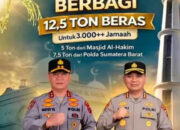 Polda Sumbar dan Masjid Al-Hakim Salurkan 12,5 Ton Beras untuk Ribuan Jamaah