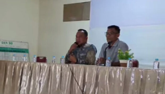 Ketua DPRD Padang Pariaman Serahkan Bantuan Baju Tari untuk SD di V Koto Kampung Dalam