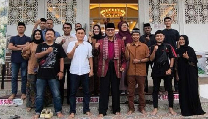 Di Masjid Musafir, Irfendi Arbi dan Wartawan Luak Limo Puluah Perkuat Silaturahmi Ramadan