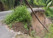 “Tunggu Korban Dulu?” Jalan Longsor Setahun Dibiarkan, Warga Padang Pariaman Murka