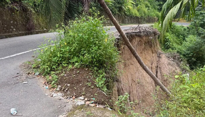 “Tunggu Korban Dulu?” Jalan Longsor Setahun Dibiarkan, Warga Padang Pariaman Murka