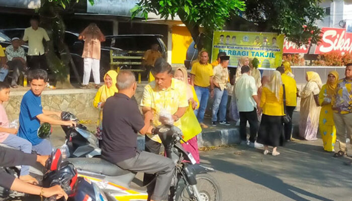 Golkar Pasaman Bagikan Takjil di Lubuk Sikaping, Perkuat Kepedulian Sosial di Bulan Ramadhan