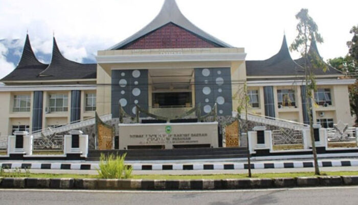Bungkam dan Menantang, Sekwan DPRD Pasaman Kangkangi UU Nomor 14 Tahun 2008